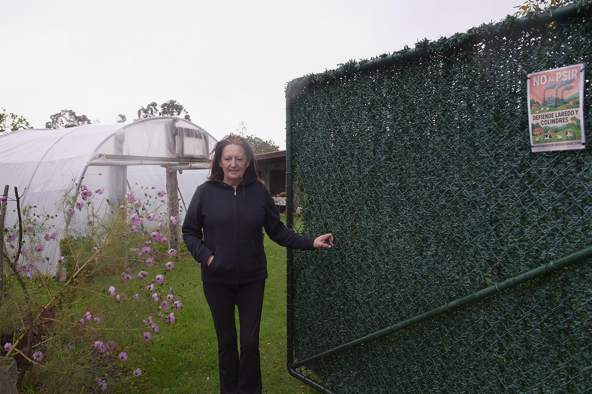 Una vecina afectada posa en su propiedad para elDiario.es.