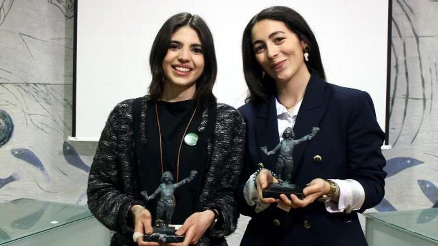 La mejor oradora, Malena Sánchez, y la mejor refutadora, Victoria Eugenia Alonso Llamera.