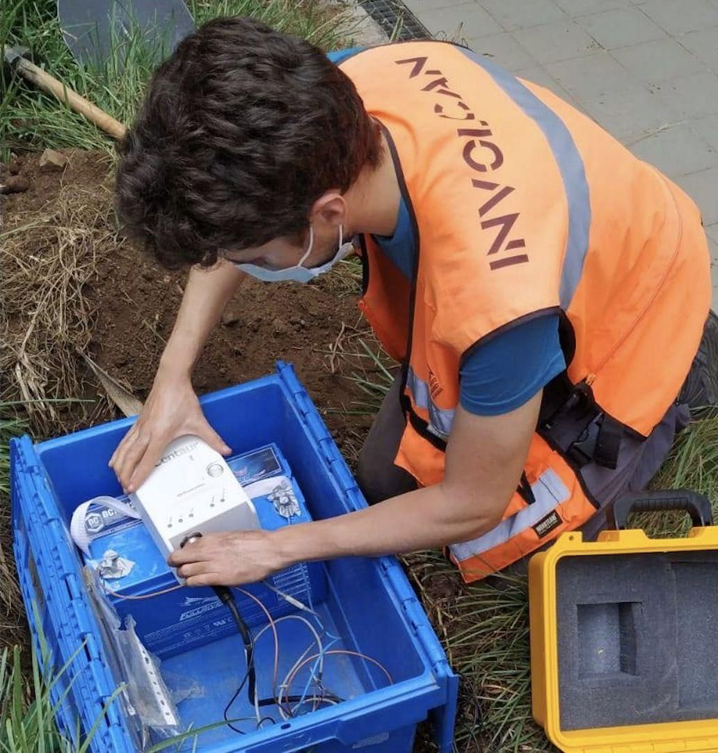 Un miembro del equipo del Instituto Volcanológico de Canarias (Involcan)
