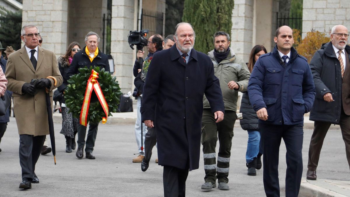 El presidente de la Fundación Francisco Franco, Juan Chicharro, durante un homenaje al dictador en el cementerio de El Pardo-Mingurrobio, tras su exhumación en 2019