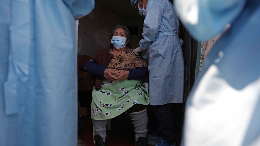 Solo el 1% de la población empobrecida ha recibido alguna dosis anti-COVID mientras crece la presión para el tercer pinchazo