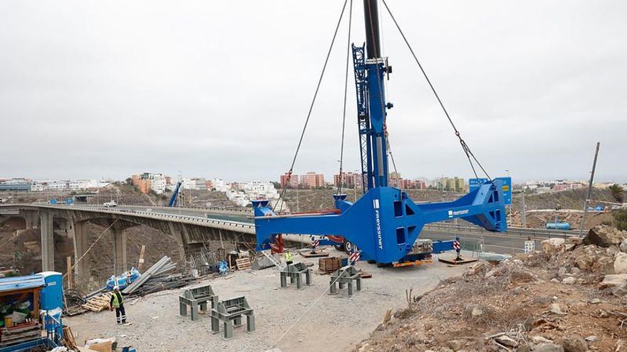El Cabildo culmina el traslado del refuerzo de acero del viaducto del Guiniguada