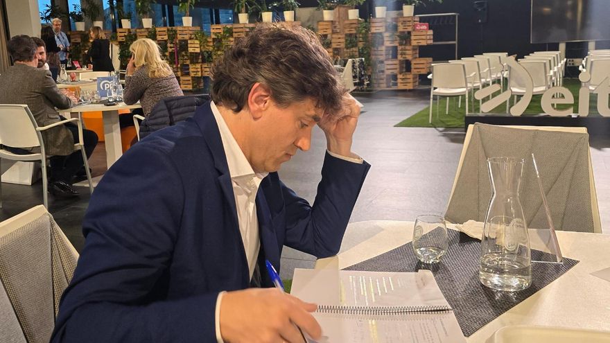 Eneko Andueza, candidato del PSE EE, este martes minutos antes del debate