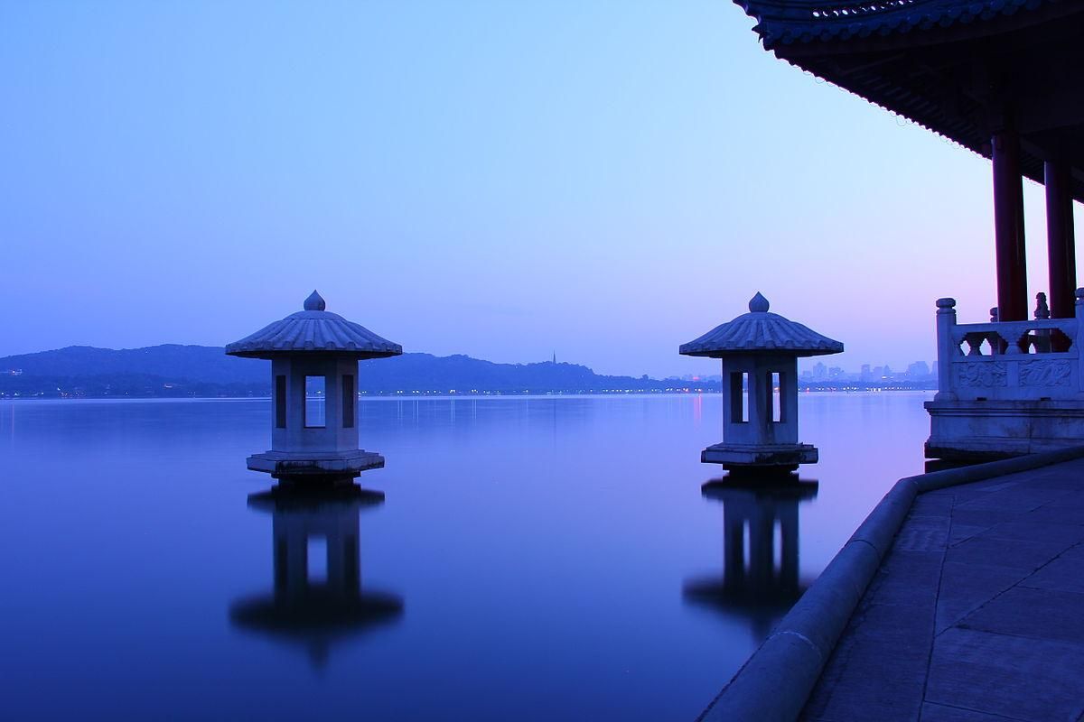 Luna de otoño sobre un lago tranquilo, un tópico famoso en poemas y canciones chinos, Lago Oriental en Hangzhou, Zhejiang, China. Foto: Jeff chenqinyi