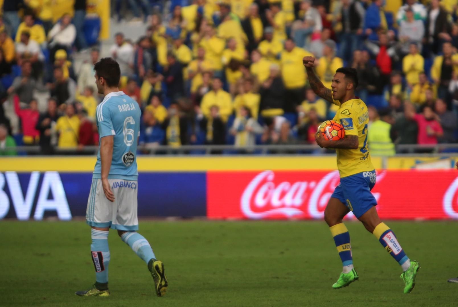 El jugador de la UD Las Palmas, Jonathan Viera, celebrando el penalti anotado ante el Celta de Vigo en el Estadio de Gran Canaria. (Alejandro Ramos).