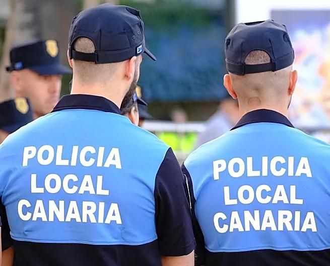 Dos agentes de la Policía Local Canaria.