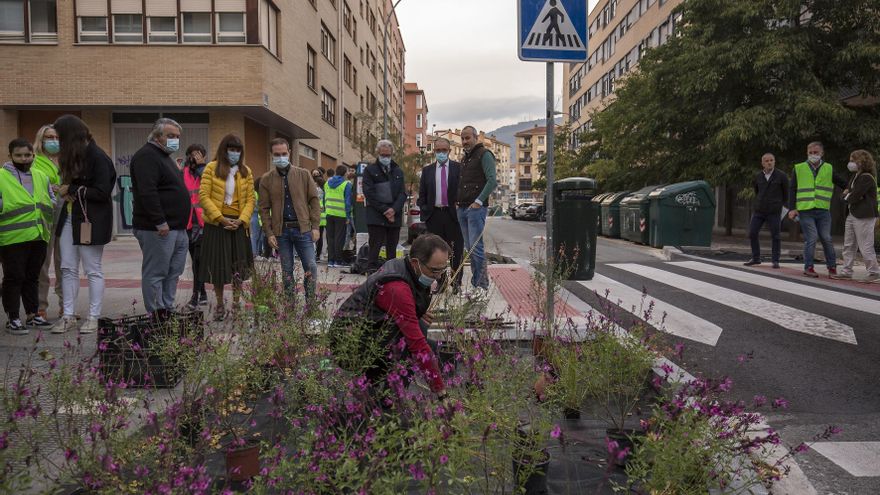 Plantación de los jardines junto al primer paso permeable de Pamplona .