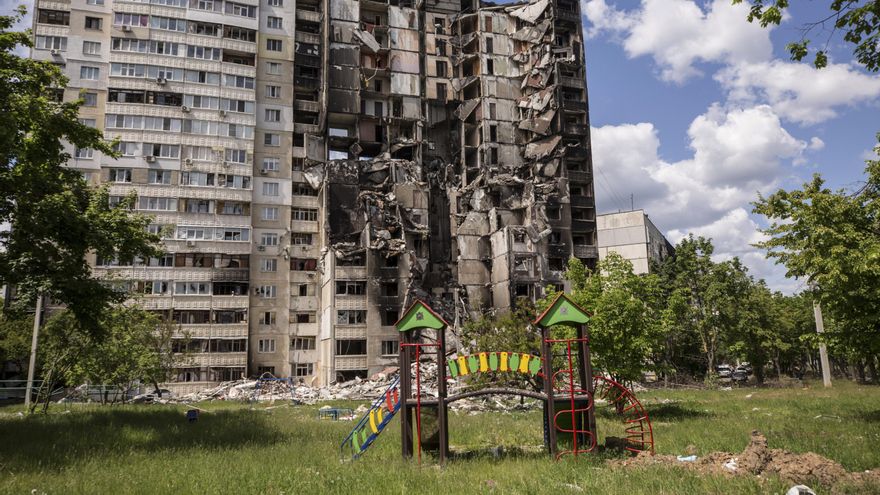 Foto tomada el 25 de mayo, que muestra un edificio de apartamentos destruido por misiles rusos en Járkov, Ucrania. EFE/Esteban Biba