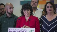 La coordinadora de Podemos Andalucía y portavoz de Adelante Andalucía, Teresa Rodríguez (c), ofrece rueda de prensa acompañada de su equipo. En la sede de Podemos Andalucía. En Sevilla, a 13 de febrero de 2020.