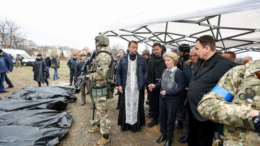La presidenta de la Comisión Europea y Borrell, frente a la matanza de Bucha