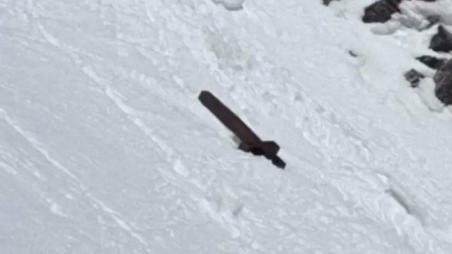 Otra polémica en la cumbre del Aneto: lanzan por una ladera la cruz de madera que colocó un joven francés
