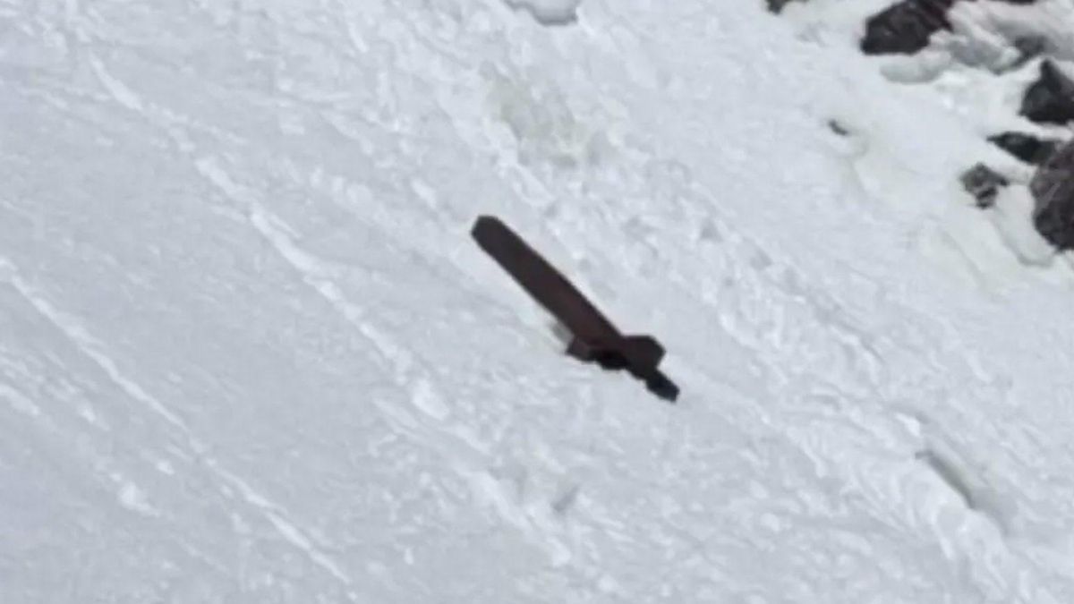 Lanzan por una ladera la cruz de madera colocada por un joven francés en la cima del Aneto