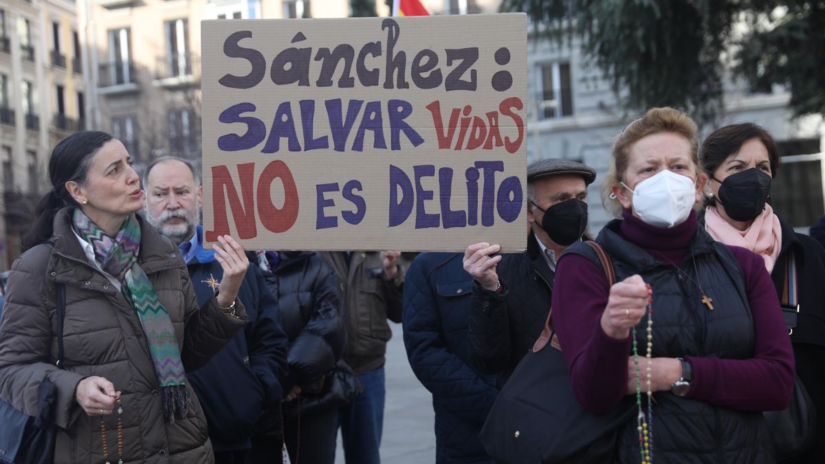 Protesta frente al Congreso de los Diputados contra la reforma que persigue a quienes obstaculicen el aborto.
