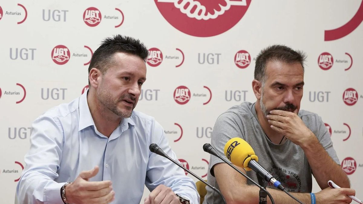 Javier Fernández Lanero, a la izquierda, y José Manuel Zapico, a su lado, mantienen posturas diferentes sobre el momento de exigir responsabilidades politicas por el accidente en la mina de Zarréu.