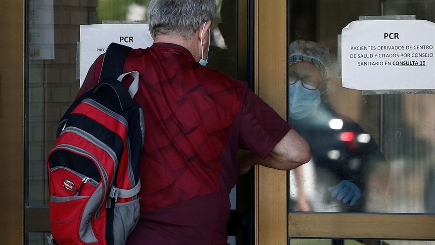 Una persona espera en el exterior del Hospital Reina Sofía de Navarra a ser llamados para realizarles las pruebas PCR. EFE/Jesus Diges/Archivo