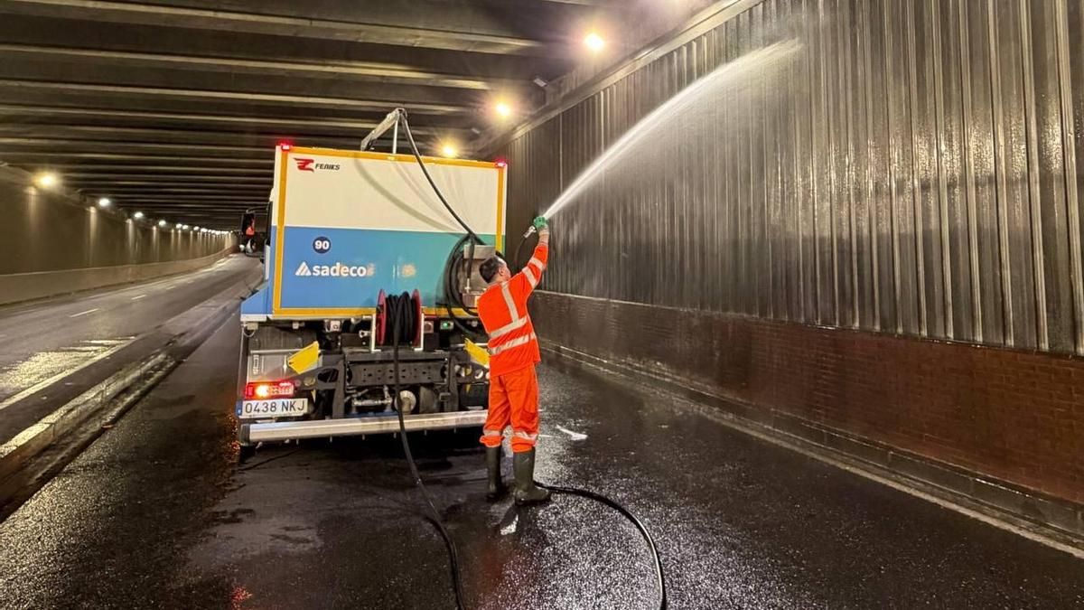 Limpieza del túnel que une la avenida de la Libertad y Carlos III.