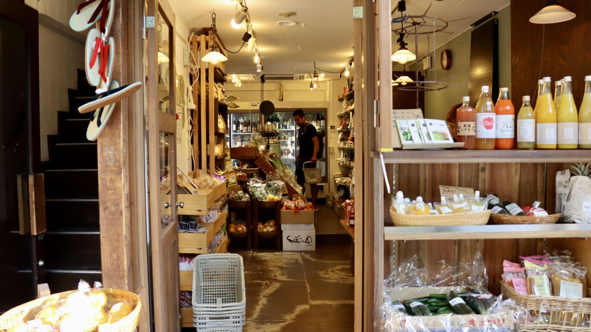 Tienda de conveniencia local.