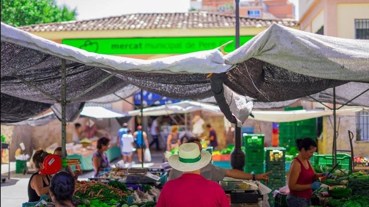"Le han jodido la vida": agresión homófoba al grito de "maricón" contra un vendedor en un mercado de Palma