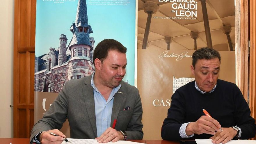 José Maria Viejo (izquierda) director general de Fundos y Fernando Santos presidente de Editorial MIC durante la firma del convenio en Casa Botines.