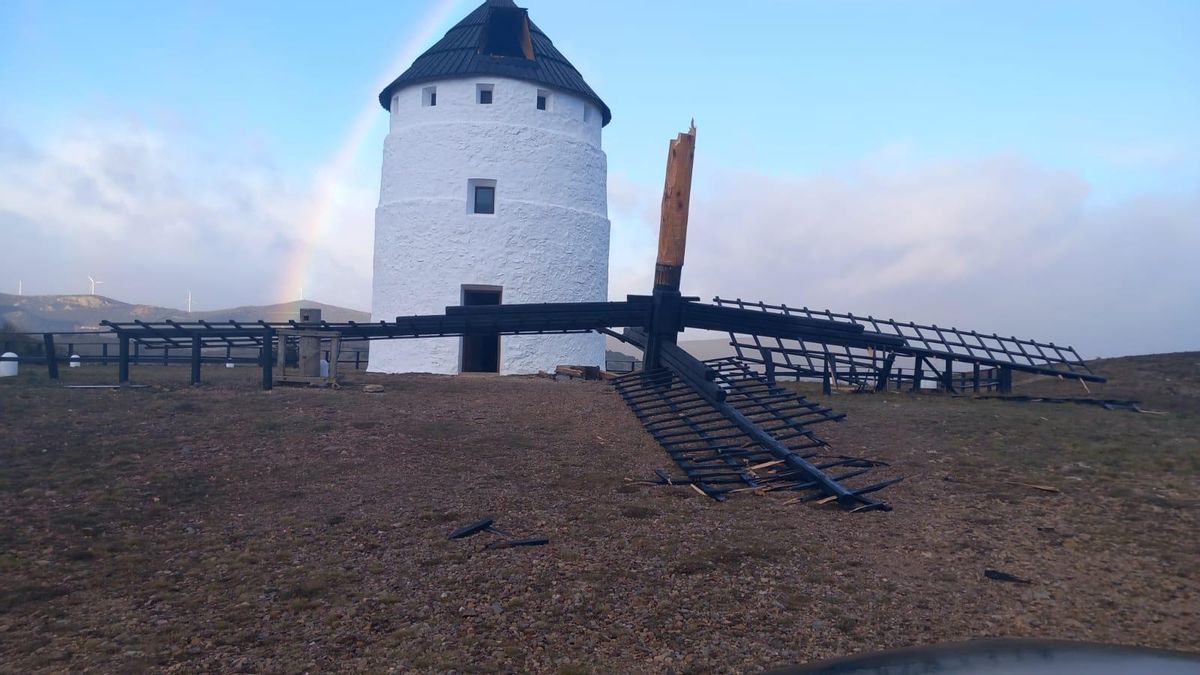 Aspa del molino que ha sido derribada por el viento