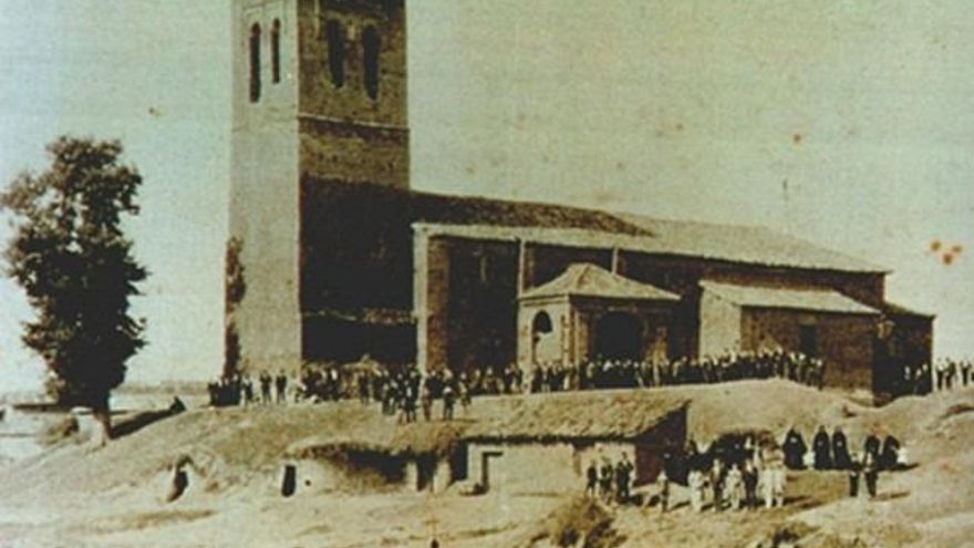 Esta era la iglesia de siempre en el pueblo, venida abajo en 1998. / Sahagúndigital.com