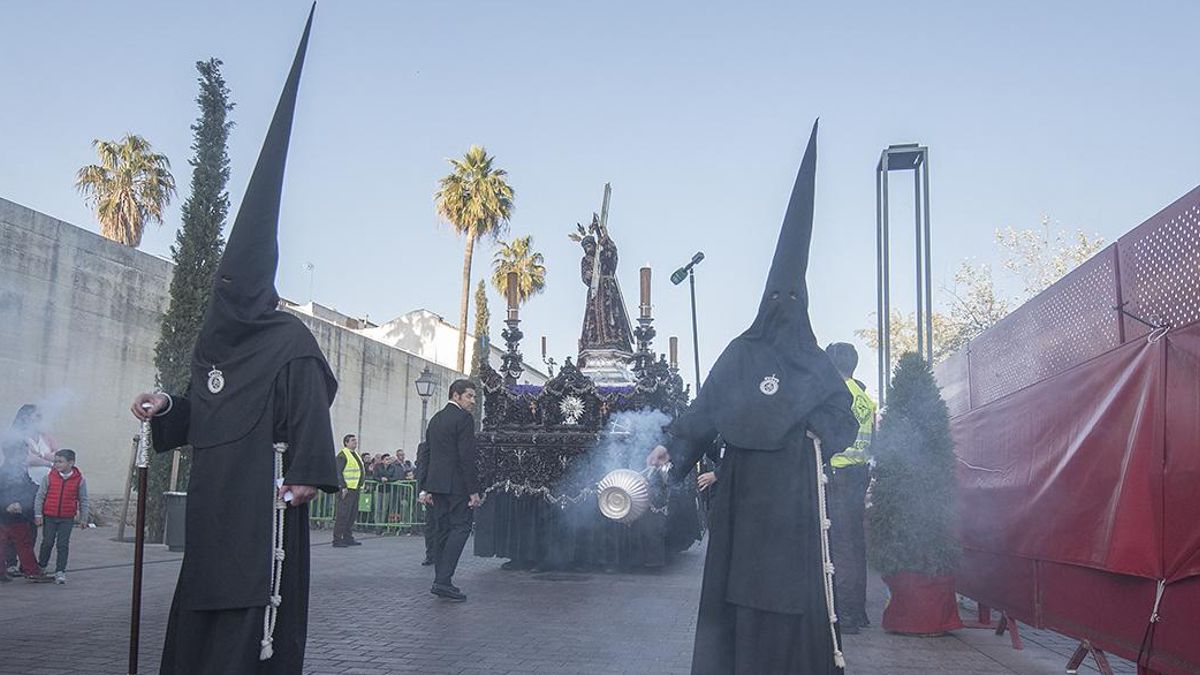 Nazarenos llegando a la Carrera Oficial