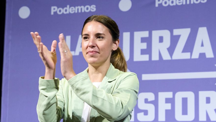 La ministra de Igualdad, Irene Montero, aplaude durante un acto de campaña de Podemos-IU, en el paraninfo de la Magdalena, a 25 de mayo de 2023, en Santander, Cantabria (España).