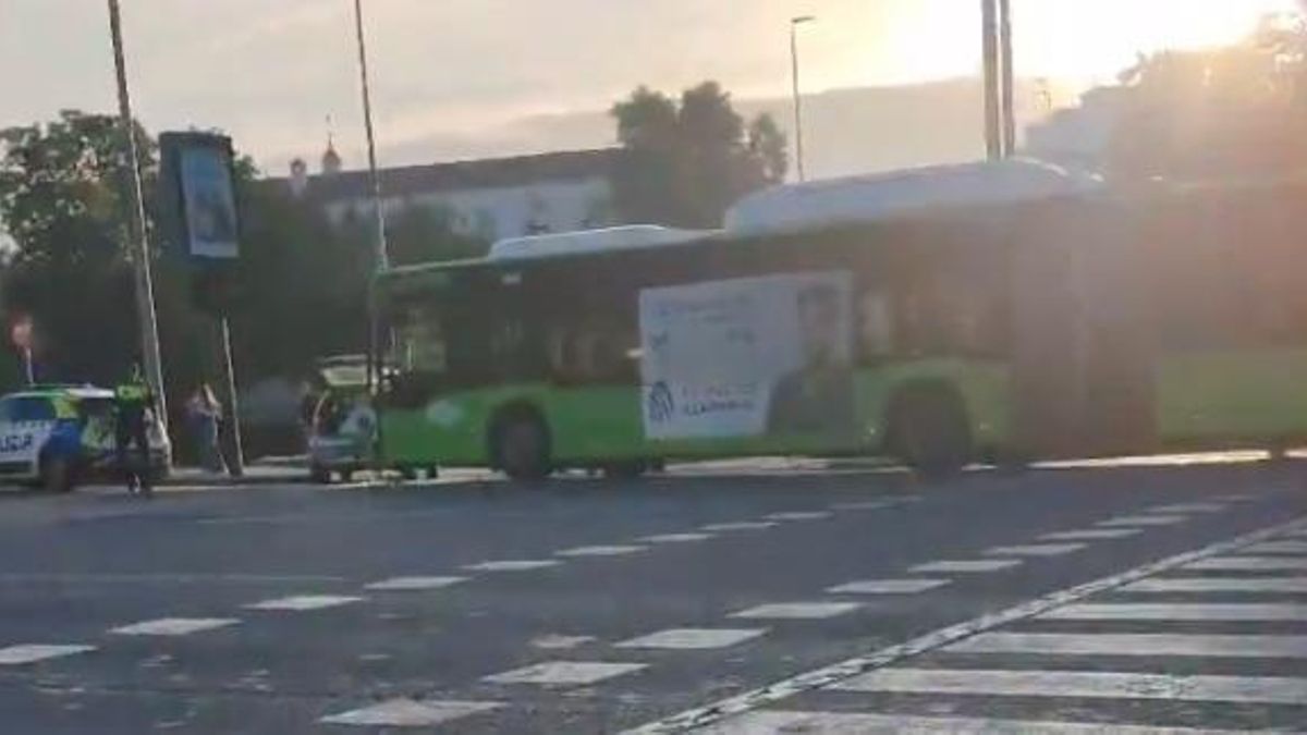 Accidente entre un turismo y un autobús de Aucorsa