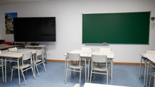 Sillas y mesas de un aula vacía del colegio Nobelis de Valdemoro (Madrid).