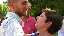 Carlos Cano se despide de su madre justo antes de entrar en prisión /FOTO: Acampada de Granada
