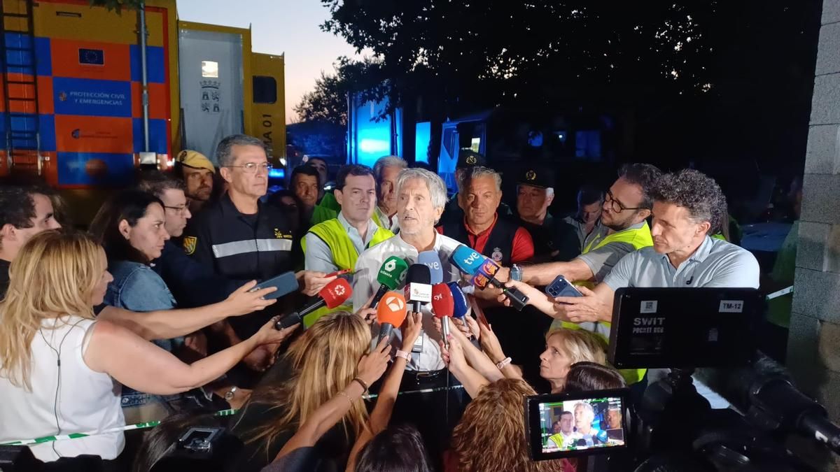 Marlaska admite un escenario "más pesimista" en los incendios: "La noche no va a ser muy positiva"