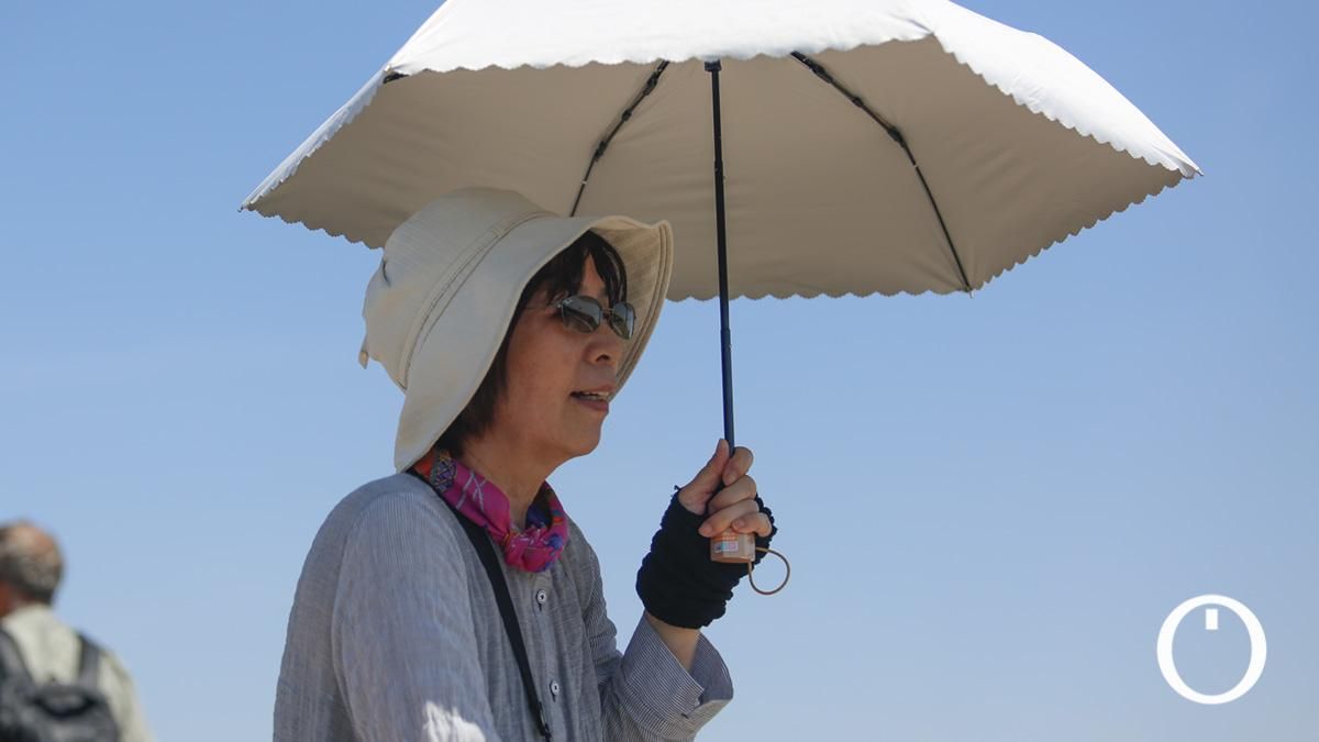 Turistas intentan combatir el calor