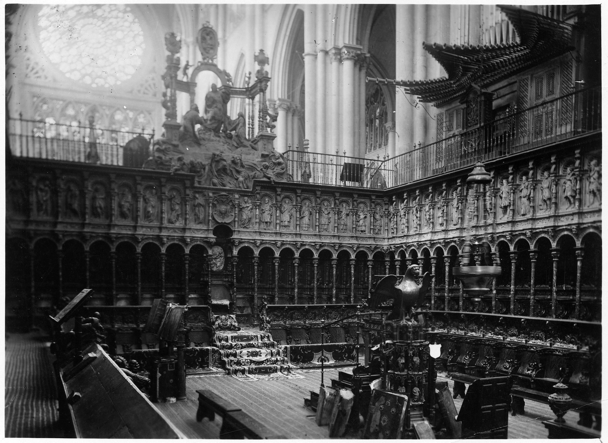 Coro de la Catedral de Toledo, con las sillerías alta y baja, y en el centro los atriles y el facistol. Años 20.