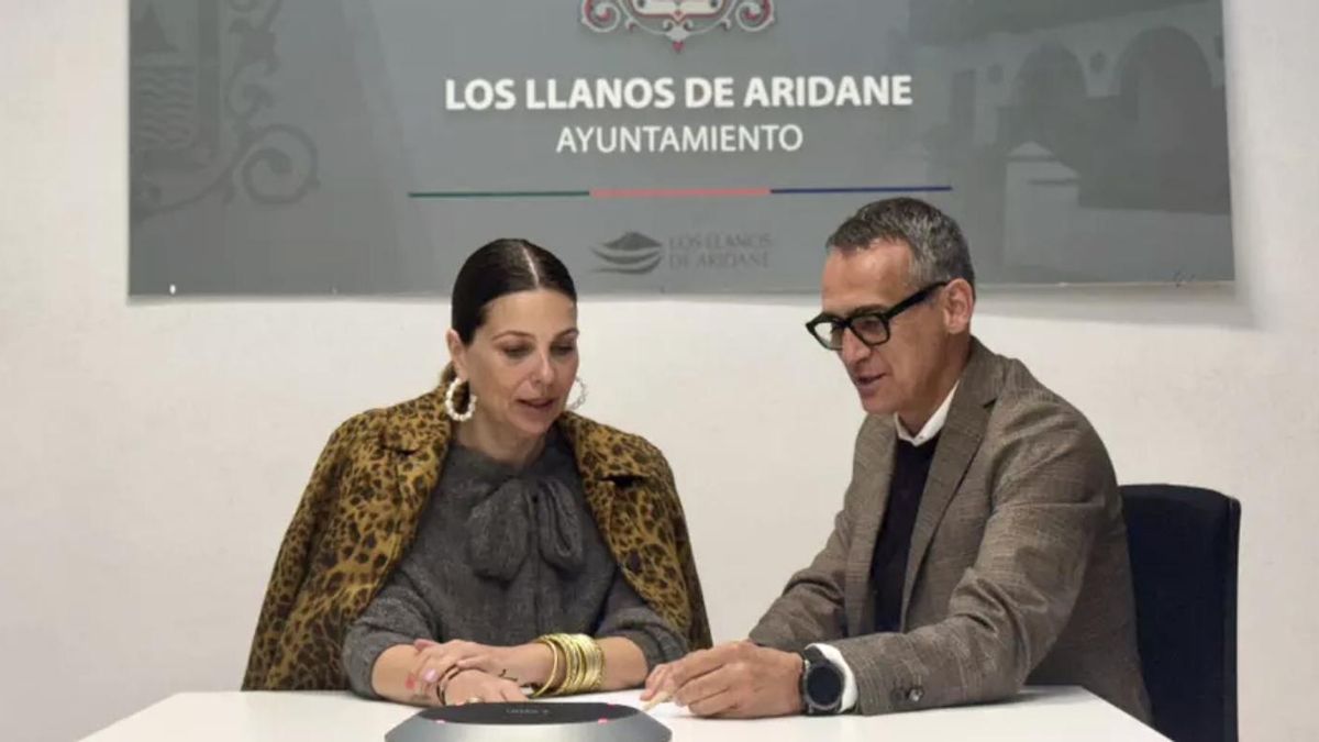Javier Llamas, alcalde de Los Llanos de Aridane, e Inmaculada Fernández, concejala de Turismo.