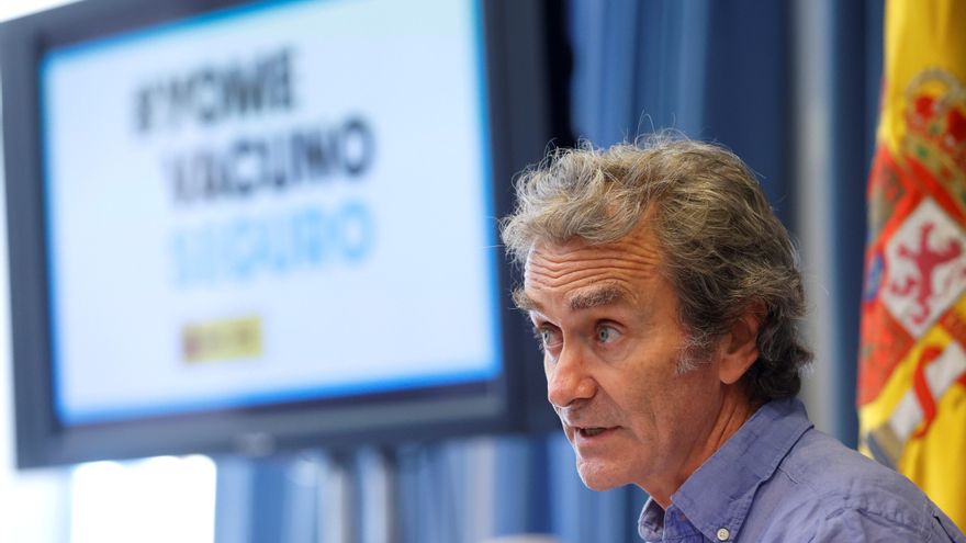 El director del Centro de Coordinación de Alertas y Emergencias Sanitarias (CCAES), Fernando Simón, durante la rueda de prensa ofrecida este lunes junto a la secretaria de Estado de Sanidad, Silvia Calzón, para informar de los últimos datos de la pandemia de la covid-19 . EFE/Mariscal