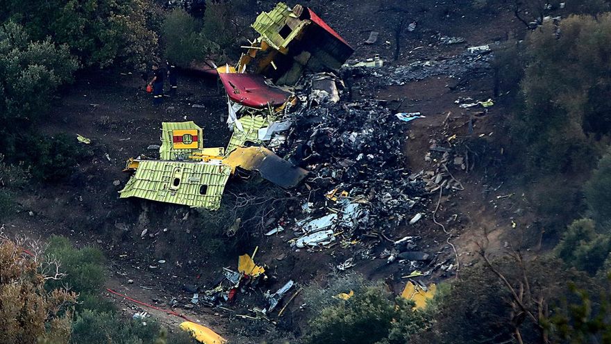 Un avión cisterna se estrelló mientras luchaba contra el incendio forestal de Karystos, en Gracia