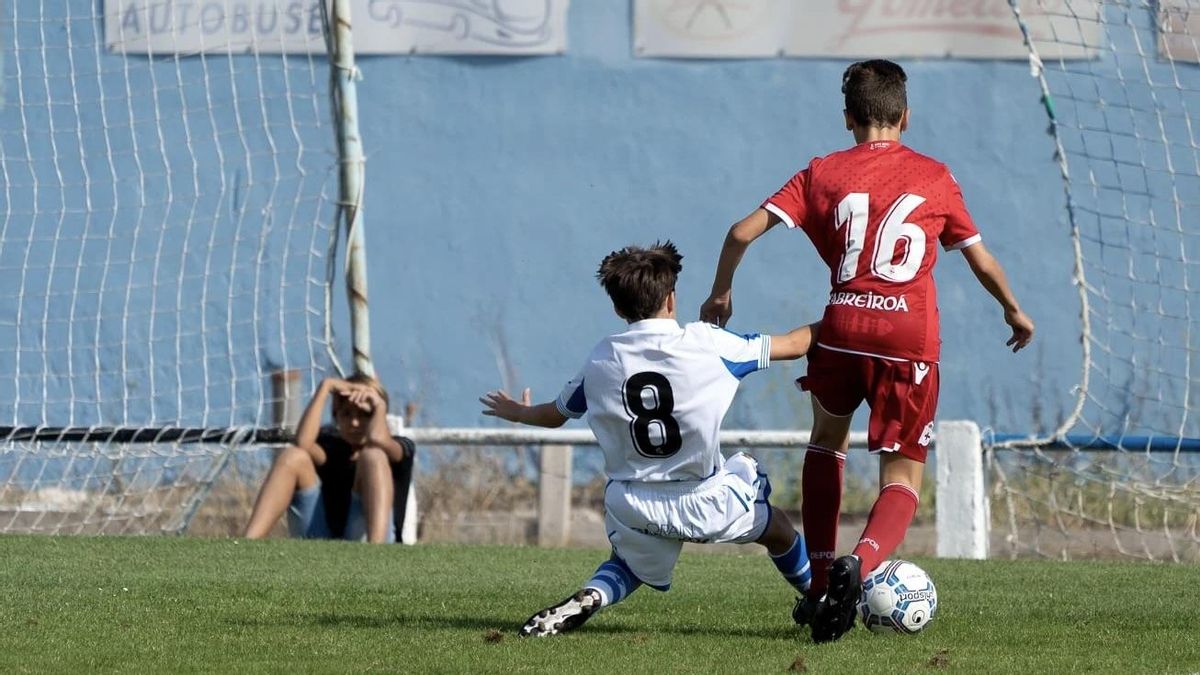 En algunos torneos, los niños juegan durante las horas más calurosas del día, por lo que es necesario abordar urgentemente los efectos del calor sobre la salud.