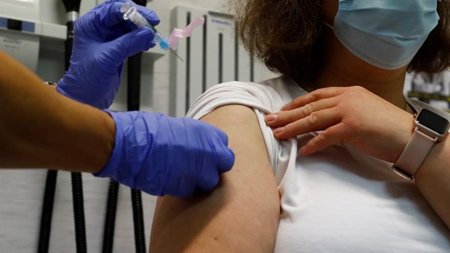 La campaña de la gripe busca nuevos espacios: un antiguo refugio antiaéreo, una casa de hermandad o un barracón