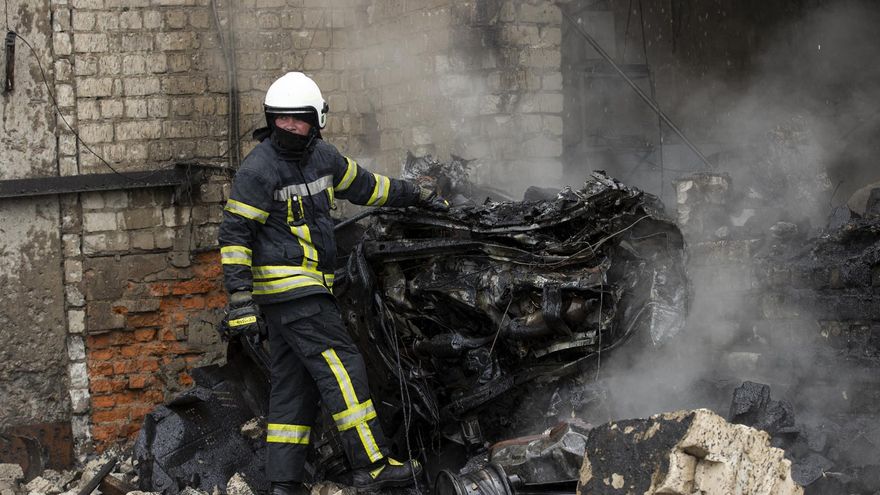 Bomberos trabajando para extinguir un incendio en un taller de calefactores en Járkov