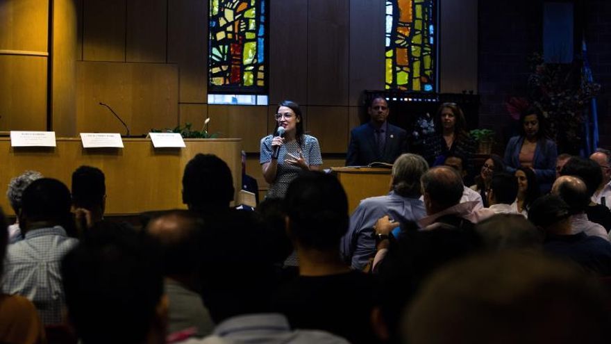Políticas latinas en EE.UU. apoyan cambio de isla carcelaria a planta solar