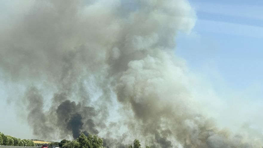 Trabajan en la extinción de un nuevo incendio en el paraje La Contienda de Aroche (Huelva)