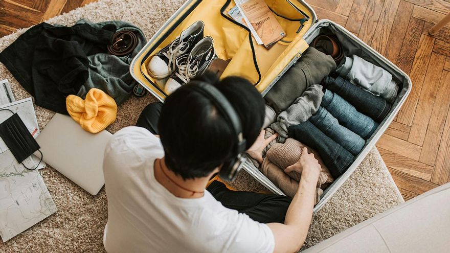 Cómo hacer el equipaje para viajar en invierno con maleta: 10 consejos para optimizar el espacio