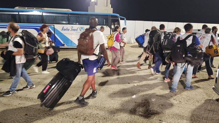 Un grupo de ciudadanos extranjeros fue registrado este miércoles, 1 de noviembre, al caminar después de cruzar el paso fronterizo de Rafah, entre la Franja de Gaza y Egipto. EFE/Stringer