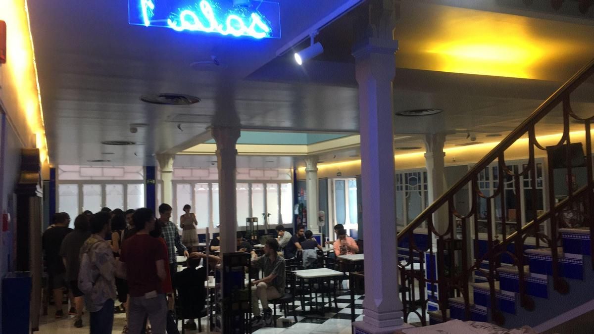 Vestíbulo y cafetería del Cine Doré.