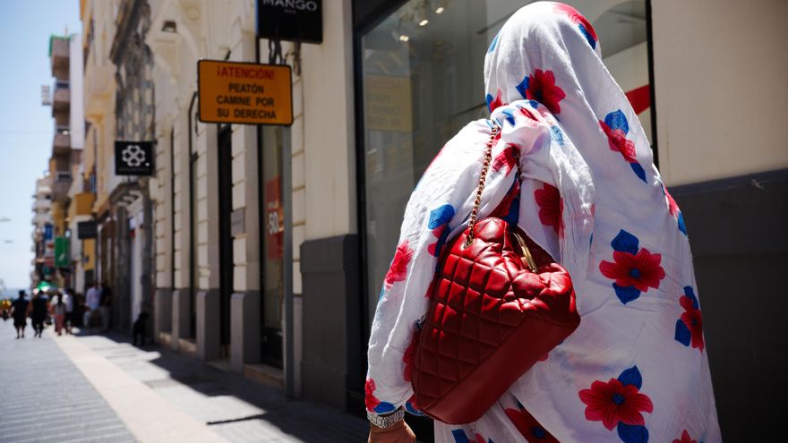 Naimuna camina por la calle castillo con la mascarilla este sábado. (Andrea Domínguez).