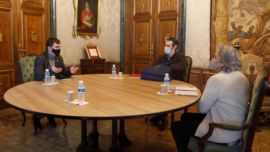 Eduardo Santos, en su reunión con Félix López de Dicastillo y Jone Gil, de Amnistía Internacional en Navarra
