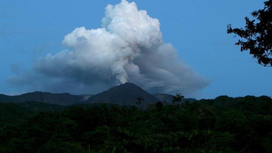 Descienden bloques incandescentes hasta 1.000 metros desde volcán ecuatoriano