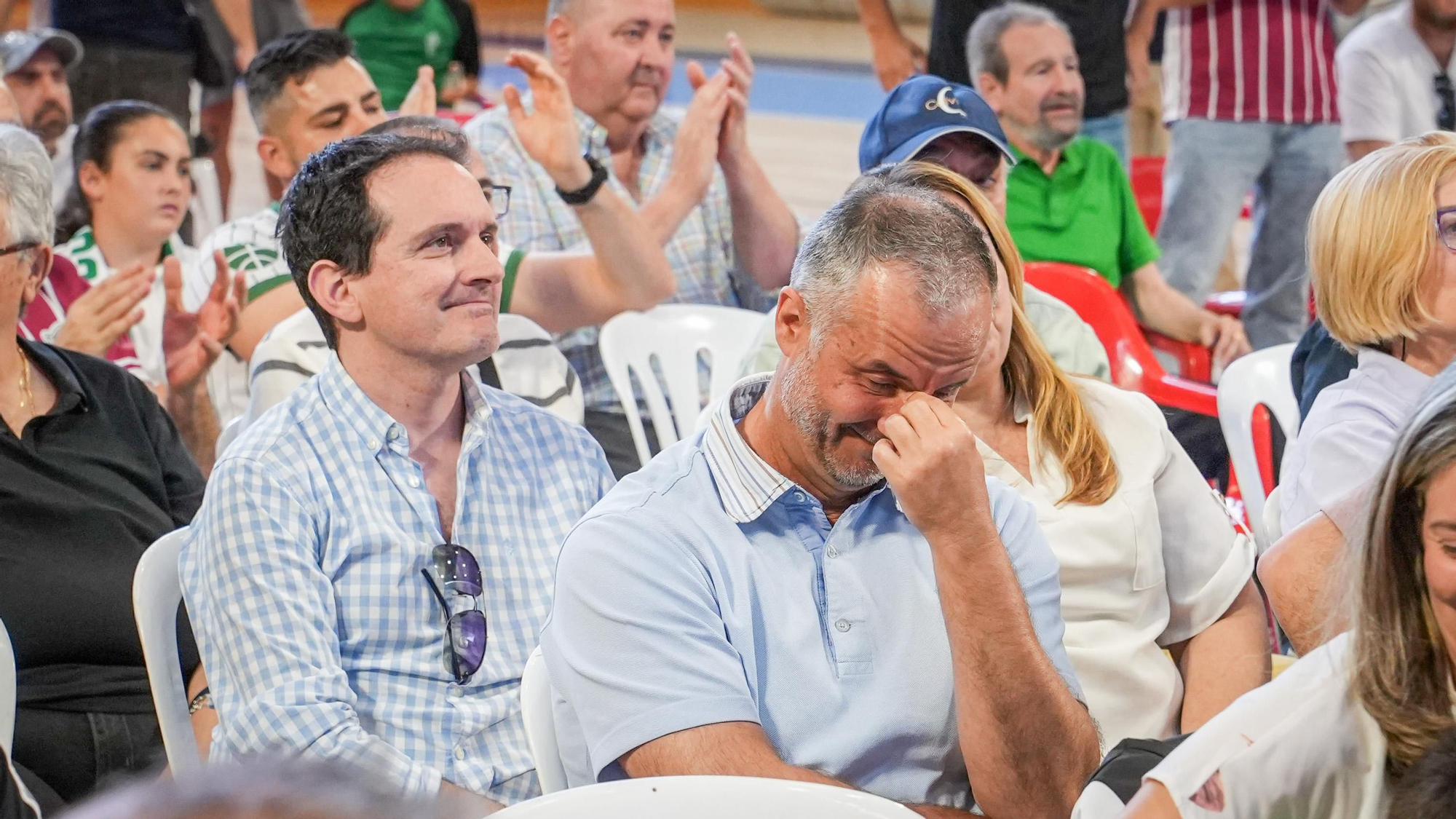 Aficionados del Coto Córdoba celebran frente a la pantalla gigante el ascenso de categoría