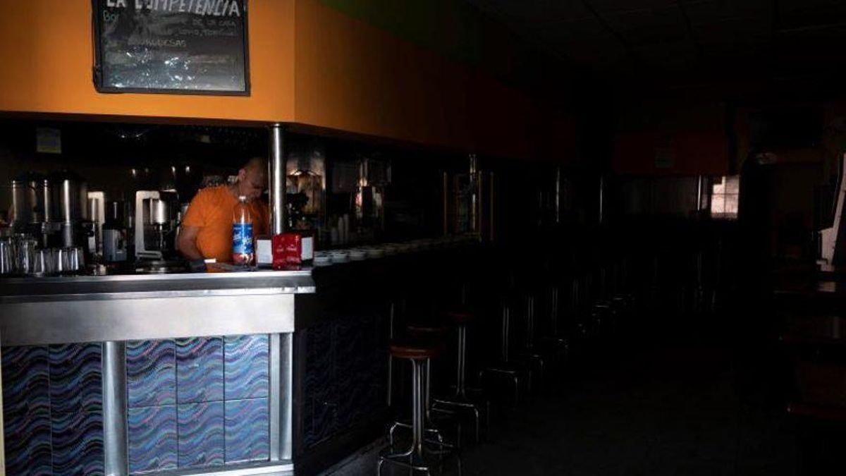 Imagen de archivo de un apagón en una cafetería de Santa Cruz de Tenerife