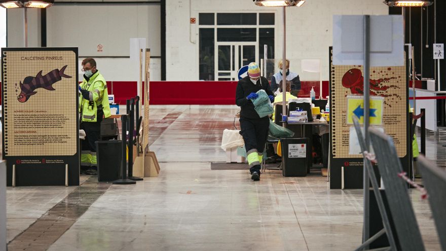 Profesionales sanitarios se preparan para realizar test de antígenos o PCR de detección del COVID-19 al Recinto ferial de Navarra (REFENA).